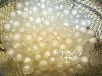 step2: 燒大鍋水，煮西米30分鐘，其間不時攪拌免黏底，加蓋焗半小時，再重複以上步驟多一次（西米大概至8成熟），之後隔出西米，用凍水沖洗避免黏著