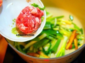 step8: 豬肉絲一點點就夠了，只是要增加一點肉味的香氣。是不能省略的材料之一。