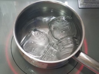 step4: 把玻璃瓶消毒。
趁熱放入玻璃瓶後蓋上；