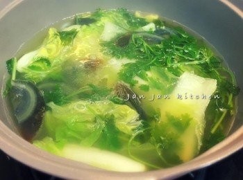 step2: 下少許油爆香薑片，下菜炒勻，加入清雞湯、水及皮蛋煮滾，水滾放入芫茜滾6分鐘，放入豆腐煮2分鐘，以鹽調味即可。