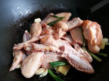 step5: 燒紅鑊 , 爆香薑片 , 蒜頭及蔥白 , 加入雞全翼贊少許酒炒至轉色