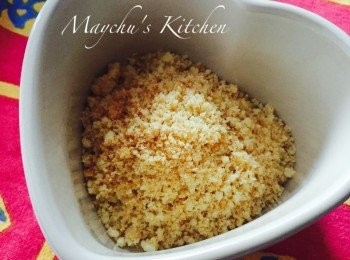 step1: 預熱焗爐攝氏180度。將牛油曲奇捏碎成粉狀，如有shortcake類的鬆化曲奇，效果會更理想也更省力。