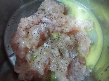 step4: 雞肉泥中加入半個蛋 ,鹽和胡椒粉拌勻