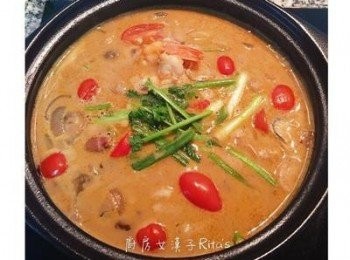 step5: 湯再次煮滾後試味道用鹽或糖調整。（這個牌子的醬用600g的水兌開，我都沒再加鹽，只放糖喔！）最後加入椰奶煮滾後，擠入檸檬汁再放上刺芫荽或香菜和蔥段即可。