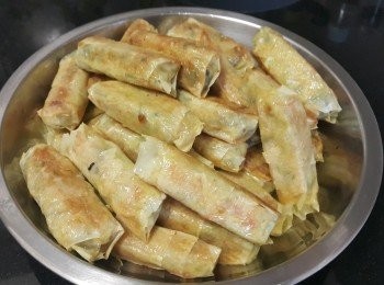 step12: 將餡料放入包好，煎至香脆