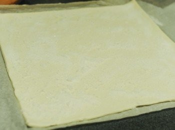 step2: 將急凍酥皮從冰箱（冷凍庫）拿出，待在室溫十至十五分鐘。然後擀成24×24厘米的正方形