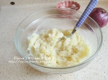 step2: 盛起倒去多餘水份後放入大碗內加入鹽及黑胡椒粒拌勻壓成蓉