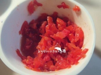 step2: 番茄加一匙橄欖油微波1分鐘