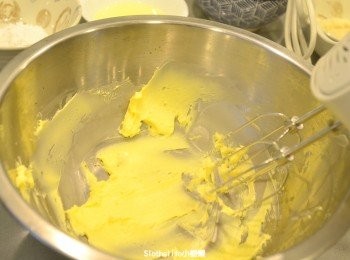 step1: 將奶油打軟