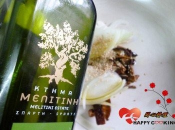 step1: 一大匙美麗媞妮特級初榨橄欖油爆香洋蔥和香菇(香菇洗淨泡水切絲),加入芝蔴