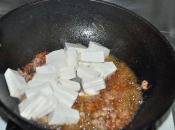 step6: 接著放入豆腐滾煮，輕輕翻動即可