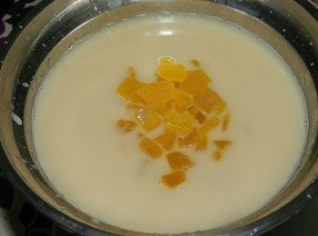 step1: 芒果乾丁先泡入養樂多中10分鐘