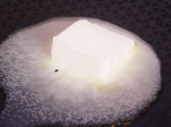 step4: 中火煮融牛油，轉中大火加入少許橄欖油爆香洋蔥