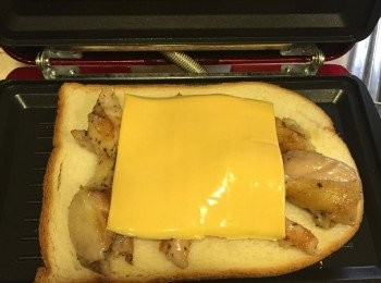 step5: 機器預熱好後，就可以放入吐司囉！
(我是使用比較大片的鮮奶吐司~嘻嘻)
 
鋪上滿滿的好料
加上起司片，再放一片吐司
就可以用力給它壓下去啦
(記得酪梨先不要放唷！不然會被壓爛~)