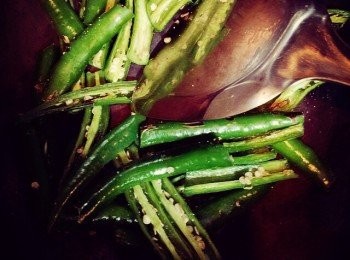 step3: 熱鍋 ，不放油， 放青椒小火煸炒， 放少許鹽 ，然後盛出備用。