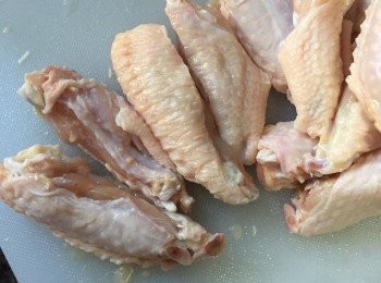 step1: <a href="https://bit.ly/3zHU5V3" target="_blank" data-keyword="雞翼" class="guide-link"><strong>雞翼</strong></a> <span style="display:inline-block;vertical-align:middle;margin-top:-3px;color:initial;border-radius:3px;padding:2px 3px;font-size:12px;line-height:14px;background:#87d300;color:#fff;">即買</span> 洗淨抹乾，然後順骨位中間用刀切開兩邊