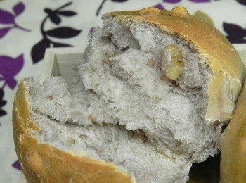 step5: 微微的葡萄酒香氣，還有核桃淡淡的香味，微脆的表皮與柔軟的麵包，真是好吃，喜歡麵包的朋友，千萬別錯過