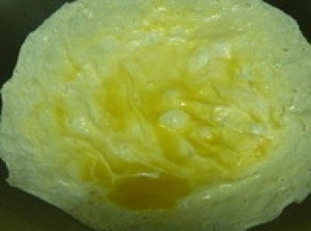 step4: 雞蛋打散.放入鍋中搖晃均勻.煎成蛋皮.不必到全熟.