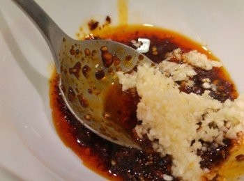 step3: 如食得麻辣無需加麻油溝稀, 可直接加一半蒜泥留一半蒜泥放面, 然後攪混麻辣醬放在腩片上。