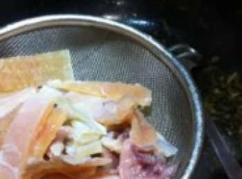 step6: 再將魷魚去皮改刀下鍋同炒。