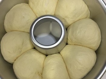 step5: 然後放進焗爐內繼續發酵40分鐘（我會放一杯熱水內去）