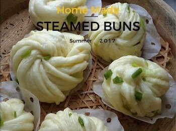 step1: 先將中筋麵粉、水、奶、糖、盬、酵母放入麵包機內搓製,當然你亦可自行手搓、搓揉至2-3分鐘後加入油再完整地搓多10分鐘,一般麵包機搓揉時間由10-30分鐘不等,發酵第一次為40-45分鐘