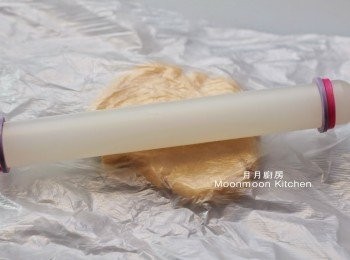 step7: 取出，利用2個保鮮袋，把麵糰擀成約3厘米厚的曲奇皮。