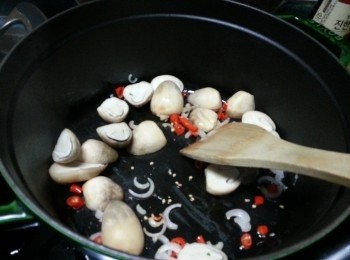 step12: 落草菇爆香(草菇要炒香d,因為不用出水,爆香d才不會有草青味)