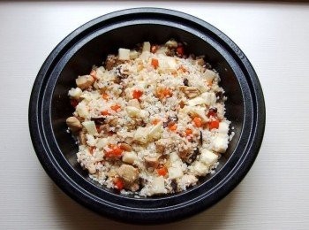 step4: 依序加入雞肉丁拌炒上色,再加入竹筍丁和胡蘿蔔丁拌炒一下,最後倒入白米一起翻炒。