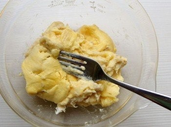 step7: 將榴槤果肉用叉子壓成泥狀