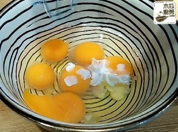 step1: 生粉和水混合，加入蛋中一同拌勻，備用