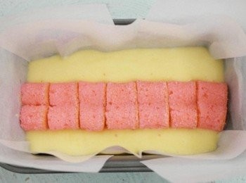 step8: 在烤模中先舖上約1公分的麵糊後將小愛心一一緊貼排入。