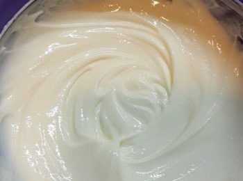 step7: 焗好後,,將酸忌廉及糖拌勻,,抹在餅面上,,放入焗爐用上火焗數分鐘即可