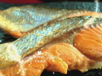 step4: 上碟及灑上檸檬汁, 即成鮮味簡易香煎三文魚