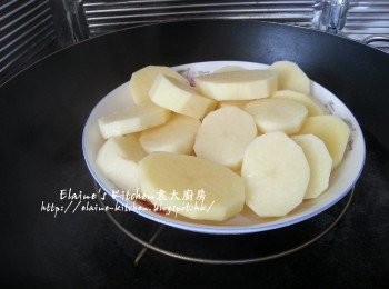 step1: 薯仔去皮切厚片 , 放入鑊中隔水用中火蒸30分鐘