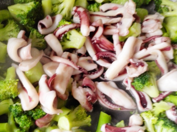 step6: 熱油鍋，爆香蒜片，然後下西蘭花翻炒幾下，再下魷魚，一起翻炒。