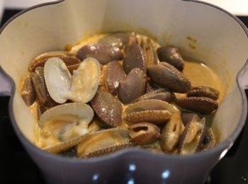 step4: 加入花甲 (花甲會出水，所以不用再加水)