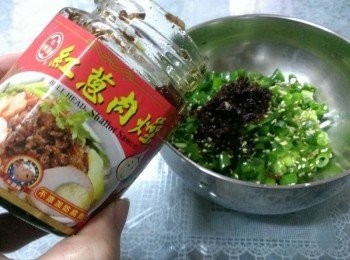 step3: 只取蔥綠的地方切成末加入一小匙的鹽~胡椒粉和牛頭牌紅蔥肉燥拌勻~紅蔥肉燥這個好東西真是主婦們的好幫手~來做花捲~真是太對味了~