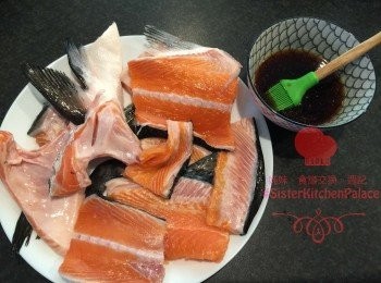 step2: 2. 用少少鹽醃一醃三文魚，約5-10分鐘