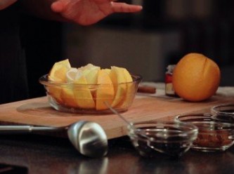 step1: 先將橙及檸檬連皮切成角塊狀, 拿一塊果片輕抹擦易潔鍋去掉鍋內水氣