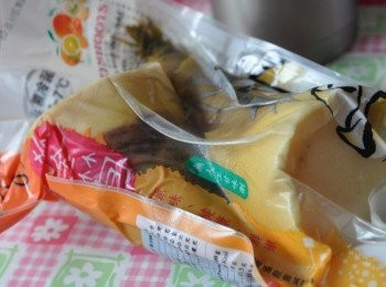 step1: 選用出自新北市出產的綠竹筍，種植面積全國最大，主要產季為6-9月，現在正是品嚐綠竹筍的最佳時節。新北市綠竹筍主要產區為八里、五股、三峽，其次為新店、深坑、平溪、泰山、林口，每一產區由於特殊的天然地理環境，各自發展出具地方特色的綠竹筍，美味又健康!