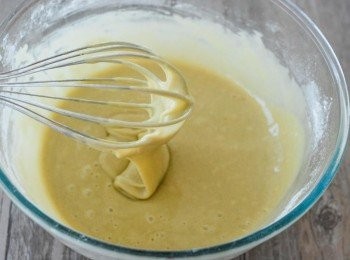 step2: 下中筋麵粉及泡打粉，輕力拌勻，不要加入太多空氣