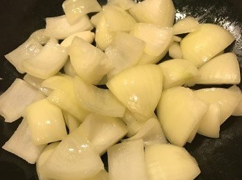 step2: 然後爆香洋蔥, 大約三分鐘