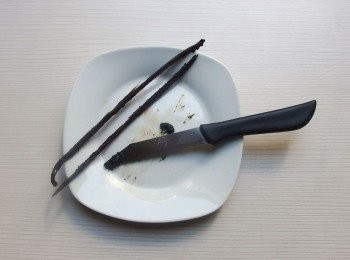 step2: 用刀子剖開香草豆莢,刮取出香草籽。剩下的豆莢可放入糖罐裡,製作成香草糖。