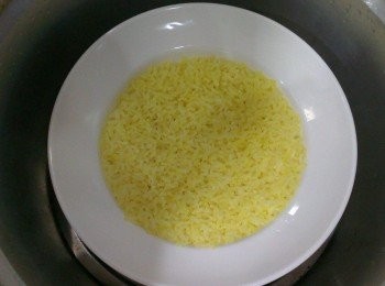 step2: 先將彩色米倒入器皿中，煮熟即可! 彩色米為免洗米，不需再洗米。最佳比例米：水=1：1.35~1.5（杯）浸泡10分鐘會更Q唷^^~ 浸泡完畢後放入電鍋蒸煮(內鍋一杯水即可)