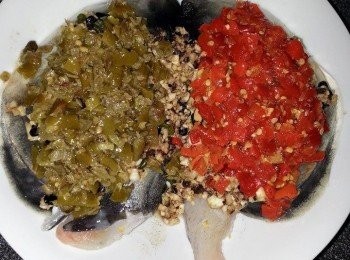 step4: 紅、青刴椒分別放在魚頭各一邊，喜歡辣的再多加一點指天椒