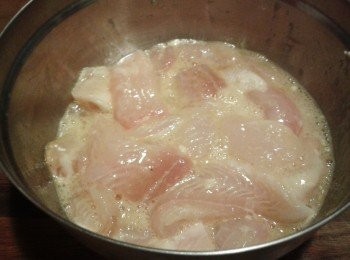 step1: 先將魚柳沖水洗淨，用廚紙吸乾水份，切成塊，用白胡椒粉，鹽及雞蛋醃15分鐘備用