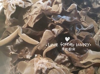 step2: 黑木耳用室溫水浸軟, 洗淨及剪去莖位, 切成小塊及瀝乾水份