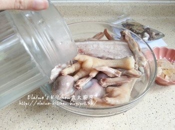 step4: 滾後煮3分鐘出水 , 盛起沖一沖洗加入冰水浸30分鐘後倒去水份