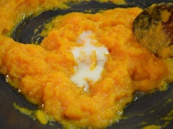 step4: 然後加入砂糖和油翻炒至油完全被吸收後加入煉奶翻炒。（沒有煉奶可不加）